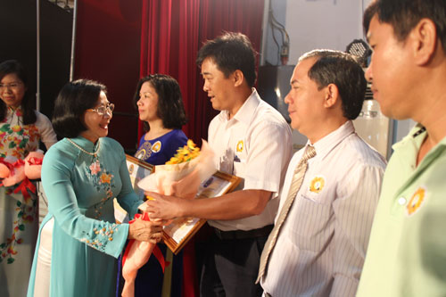 Bà Nguyễn Thị Thu Hà - Ủy viên Trung ương Đảng, Phó Bí thư Thành ủy TP HCM - tặng bằng khen cho các điển hình học Bác