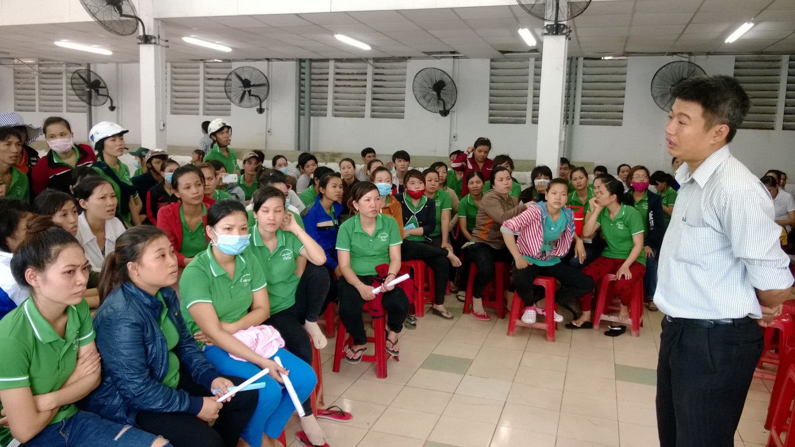 C&aacute;n bộ Ph&ograve;ng Lao động - Thương binh v&agrave; X&atilde; hội quận 12, TP HCM giải đ&aacute;p khiếu nại của c&ocirc;ng nh&acirc;n