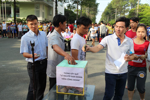 C&ocirc;ng nh&acirc;n KCX-KCN TP HCM đ&oacute;ng g&oacute;p cho Quỹ &ldquo;V&igrave; người bạn đo&agrave;n vi&ecirc;n CĐ&rdquo;