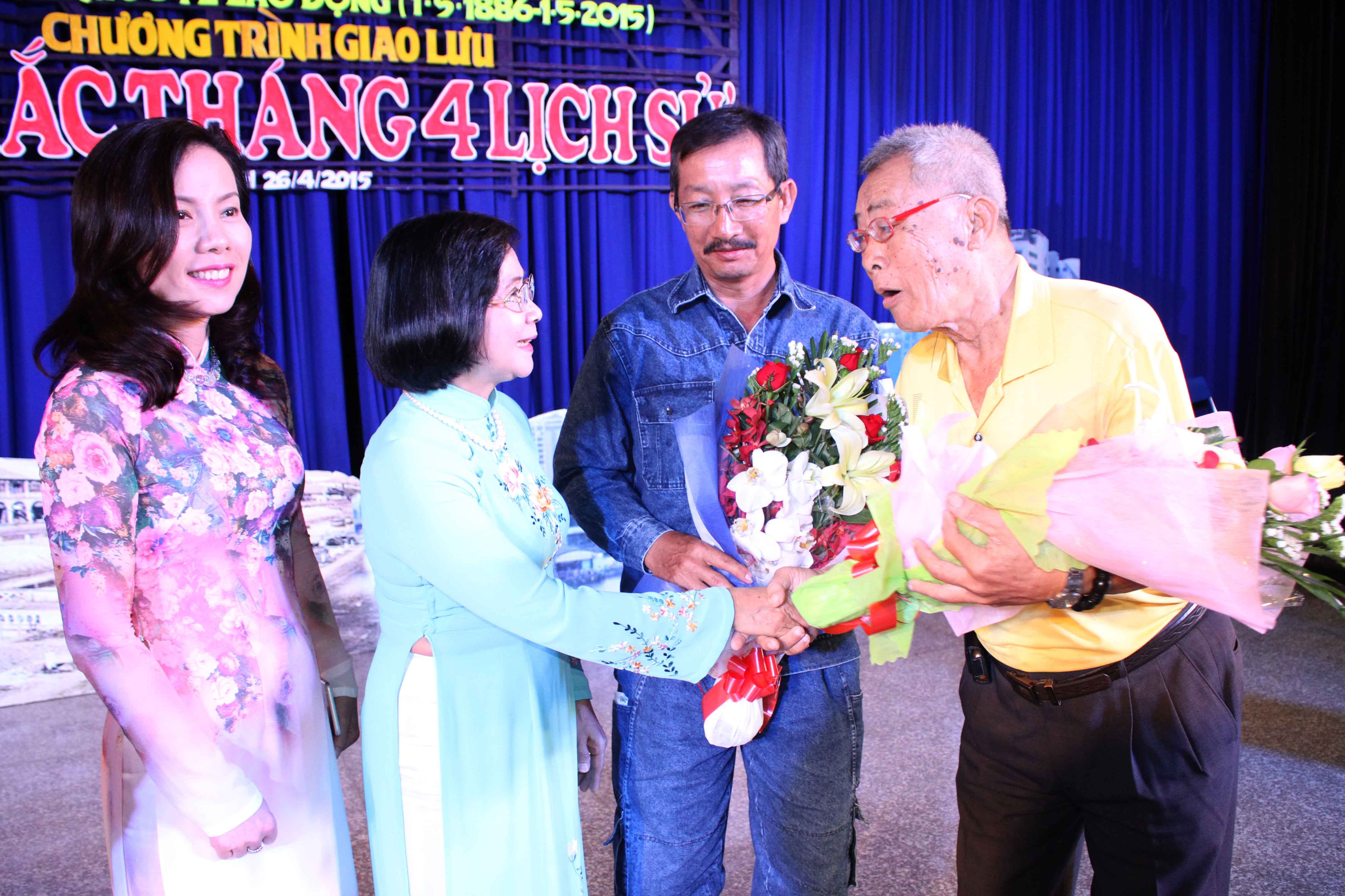 B&agrave; Nguyễn Thị Thu H&agrave; (thứ hai từ tr&aacute;i qua) - Ủy vi&ecirc;n Trung ương Đảng, Ph&oacute; B&iacute; thư Th&agrave;nh ủy TP HCM - tặng hoa cho c&aacute;n bộ c&ocirc;ng vận Ảnh: HO&Agrave;NG TRIỀU