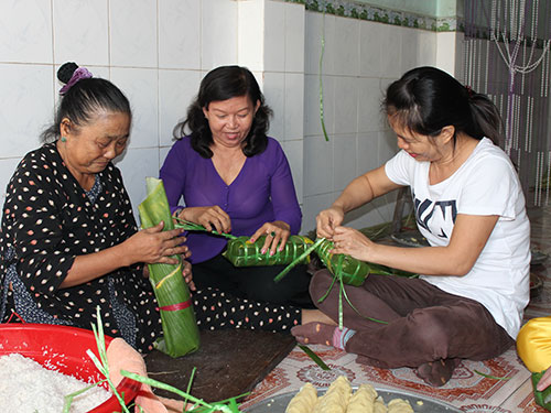 Đưa Tết về nhà trọ
