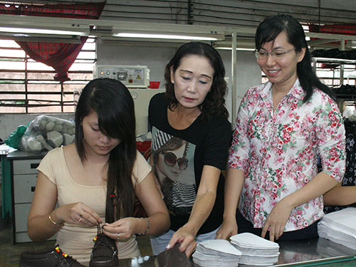 B&agrave; Huỳnh Thị Cẩm Lan (giữa), Gi&aacute;m đốc C&ocirc;ng ty T&iacute;ch Hanh (quận B&igrave;nh T&acirc;n, TP HCM), được đ&aacute;nh gi&aacute; l&agrave; chủ doanh nghiệp sống c&oacute; tr&aacute;ch nhiệm với c&ocirc;ng nh&acirc;n