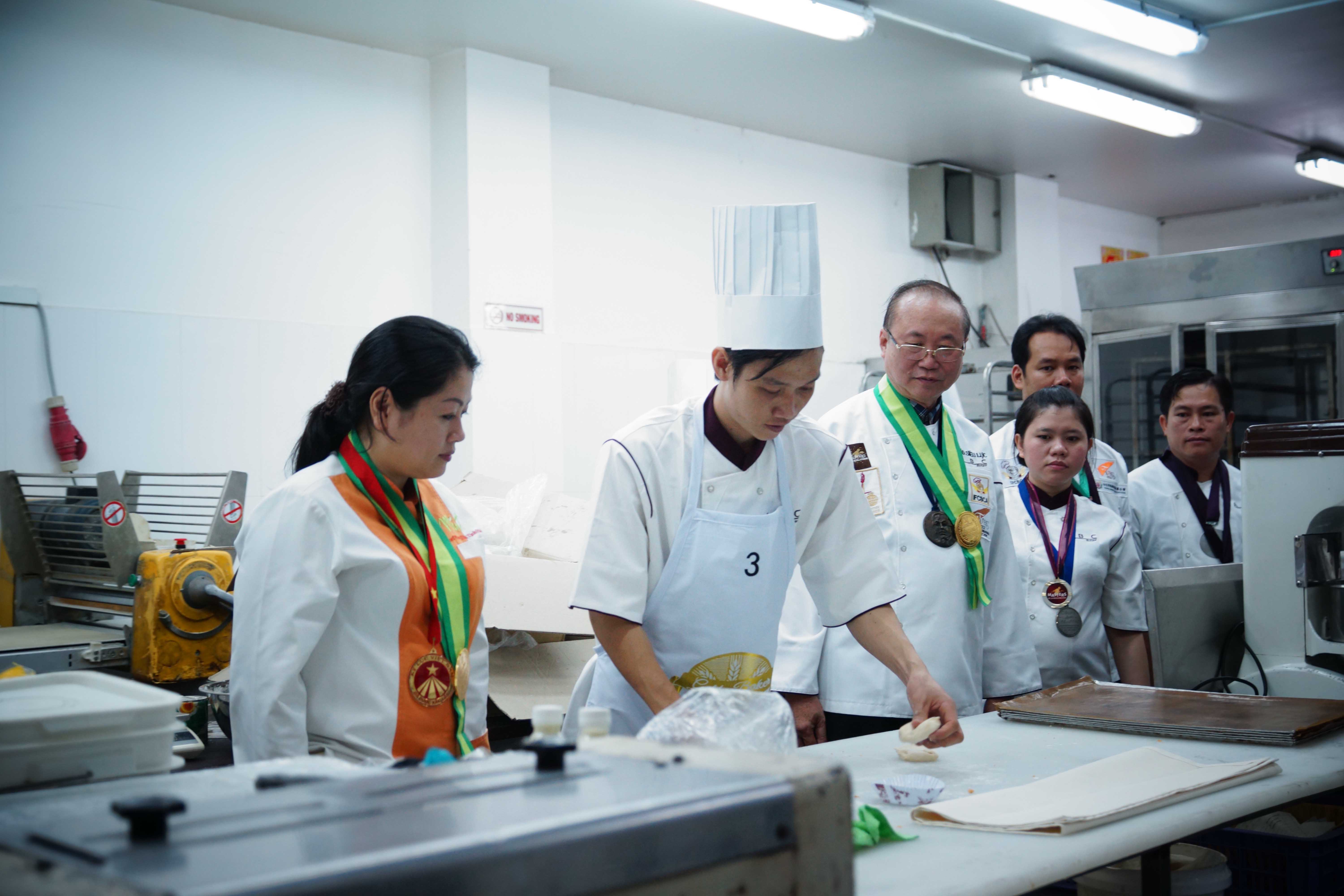 Ông Kao Siêu Lực (thứ ba, từ trái sang), Tổng Giám đốc DNTN Bánh kẹo Á Châu, chấm điểm cho các thí sinh