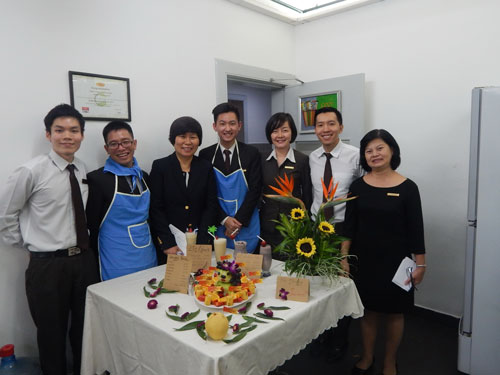 Bà Bee Lian Ng (thứ 3 từ trái sang), Tổng quản lý Công ty Liên doanh International Burotel, dự hội thi cắm hoa mừng ngày 8-3