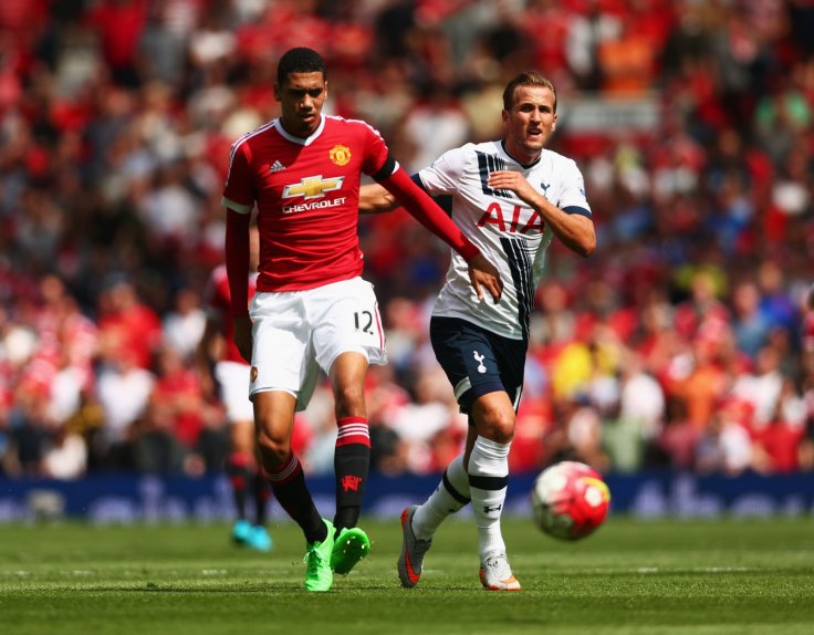 Smalling tranh bóng với Kane (phải)