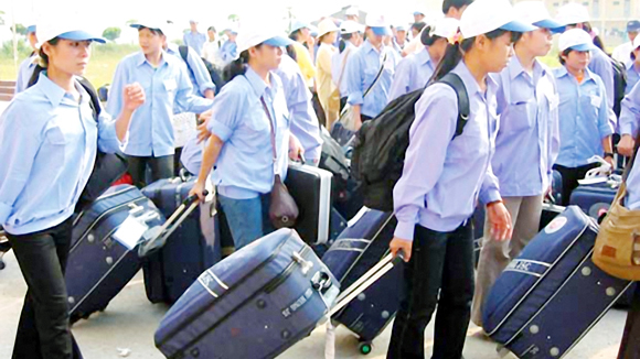 C&aacute;c chủ lao động tại 10 quốc gia ASEAN  đều rất kh&aacute;t lao động c&oacute; kỹ năng, tay nghề. Việt Nam c&oacute; khoảng 20% lao động c&oacute; kỹ năng, chuy&ecirc;n m&ocirc;n, nếu kh&ocirc;ng c&oacute; c&aacute;ch giữ ch&acirc;n, rất c&oacute; thể họ sẽ di chuyển sang c&aacute;c quốc gia ph&aacute;t triển hơn, khi AEC được th&agrave;nh lập.