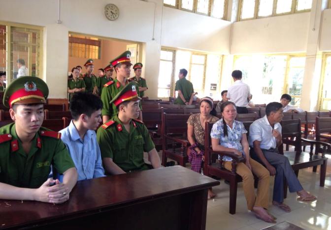 Lý Nguyễn Chung nói chuyện với bà Lành (mẹ kế) cùng gia đình