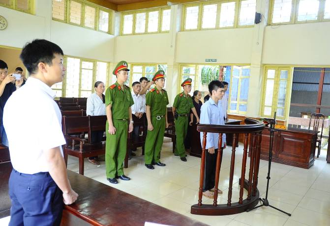 Những người tham dự nghe tòa tuyên án