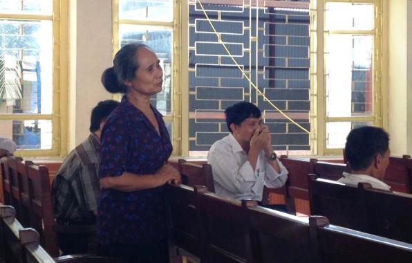 Bà Nguyễn Thị Hội, mẹ nạn nhân Hoan, nói chuyện với Chung