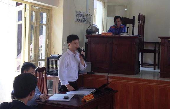 Luật sư Nguyễn Văn Tú trình bày tại phiên tòa