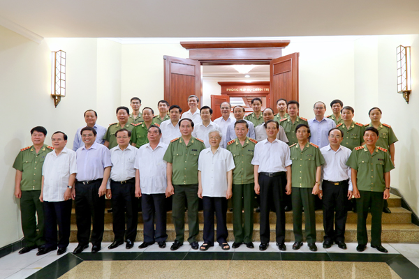 C&aacute;c th&agrave;nh vi&ecirc;n Bộ Ch&iacute;nh trị c&ugrave;ng Ban Thường vụ Đảng ủy C&ocirc;ng an Trung ương tham gia buổi l&agrave;m việc - Ảnh: Cổng TTĐT Bộ C&ocirc;ng an