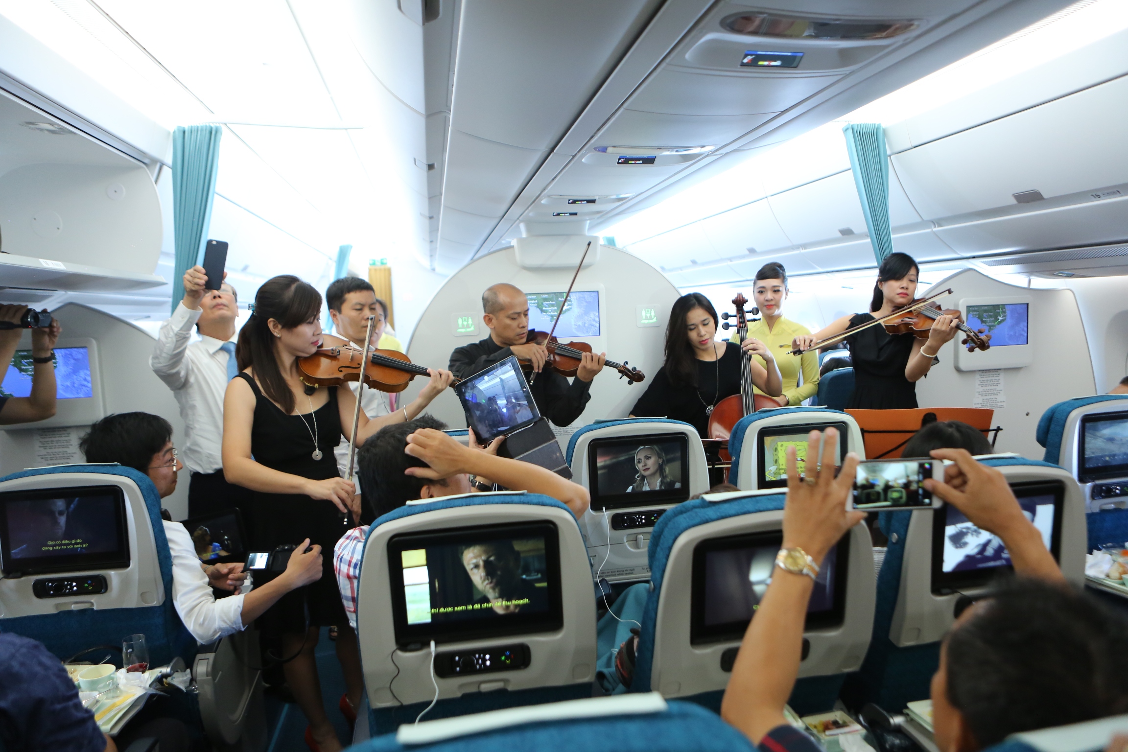 Việc c&oacute; mặt của nghệ sĩ B&ugrave;i C&ocirc;ng Duy c&ugrave;ng ban nhạc đem lại sự th&iacute;ch th&uacute; cho h&agrave;nh kh&aacute;ch, b&ecirc;n cạnh việc kh&aacute;m ph&aacute; nội thất si&ecirc;u hiện đại của loại m&aacute;y bay thế hệ mới A350