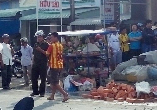 Chuyện đập ph&aacute; xảy ra thường xuy&ecirc;n khiến c&ocirc;ng an x&atilde; c&oacute; th&oacute;i quen đ&ecirc;n giữ trật tự để 2 b&ecirc;n chiến đấu