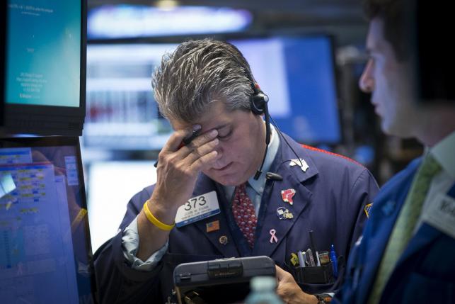 C&aacute;c nh&agrave; đầu tư tr&ecirc;n s&agrave;n giao dịch chứng kho&aacute;n New York (Mỹ) s&aacute;ng 24-8. Ảnh: Reuters