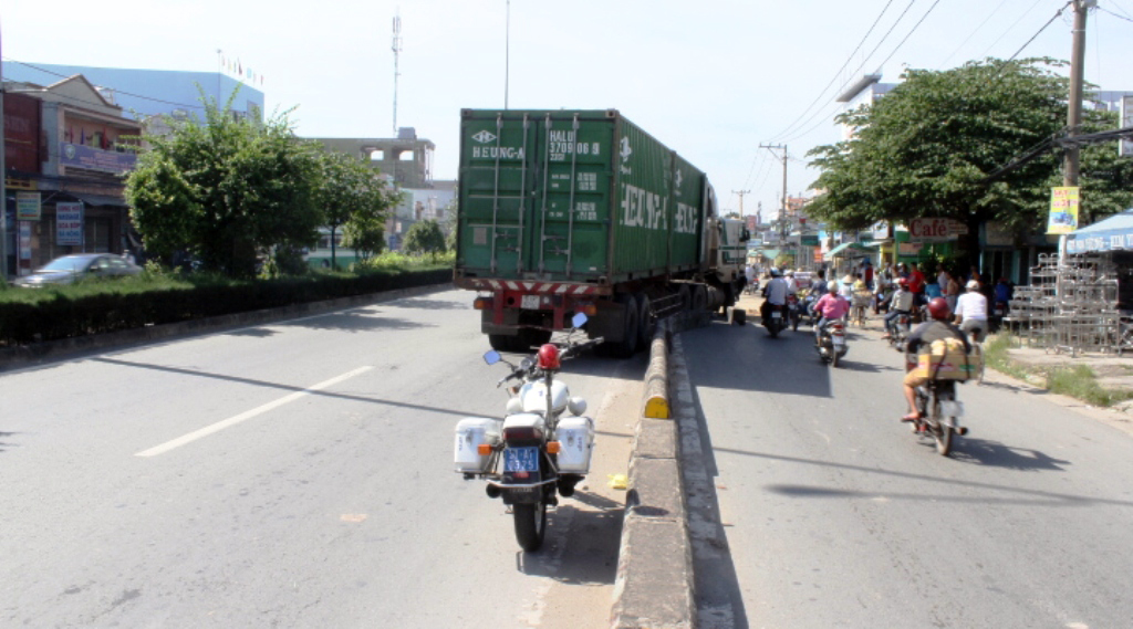 Ph&aacute;t hiện chiếc xe mất thắng, t&agrave;i xế nho&agrave;i đầu ra cửa h&eacute;t lớn cho mọi người đang chờ dừng đ&egrave;n ph&iacute;a trước bỏ chạy, sau đ&oacute; đ&acirc;m xe v&agrave;o dải ph&acirc;n c&aacute;ch giữa đường
