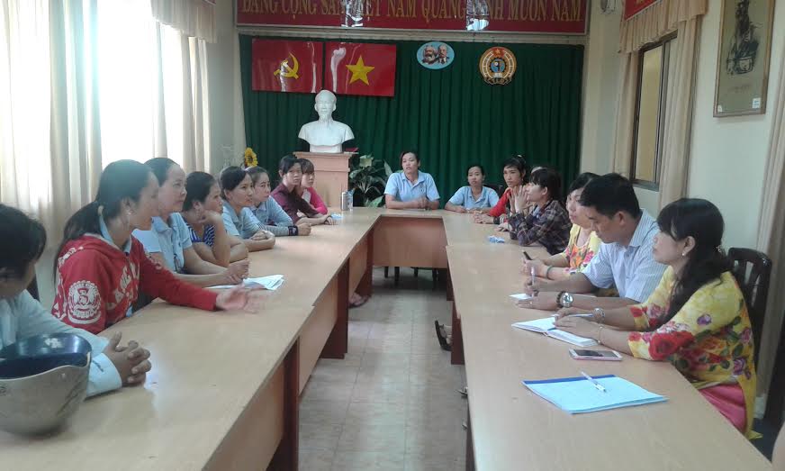 C&ocirc;ng nh&acirc;n l&agrave;m việc với đại diện LĐLĐ quận 9, TP HCM