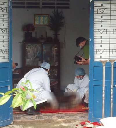 Một người đàn ông cháy đen trước cửa nhà hàng xóm