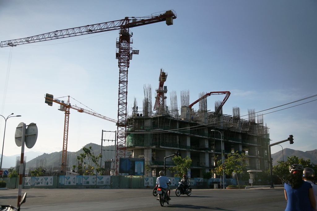 C&ocirc;ng tr&igrave;nh Mường Thanh Kh&aacute;nh H&ograve;a đang x&acirc;y dựng hiện tại ở Nam cầu Trần Ph&uacute;, TP Nha Trang