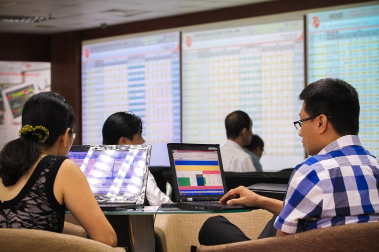 Phái đẹp đầu tư chứng khoán, làm giàu từ tiền nhàn rỗi