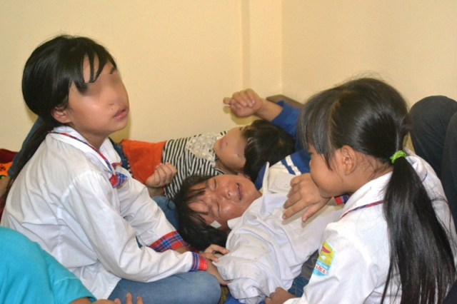 Chị Nguyễn Thị H&acirc;n đau đớn khi hay tin chồng, bố chồng v&agrave; ch&aacute;u gặp nạn