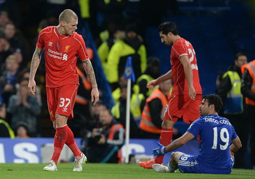 Costa sau tình huống bị Skrtel phạm lỗi