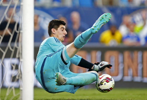 Courtois tiếp tục sắm vai người h&ugrave;ng cho Chelsea