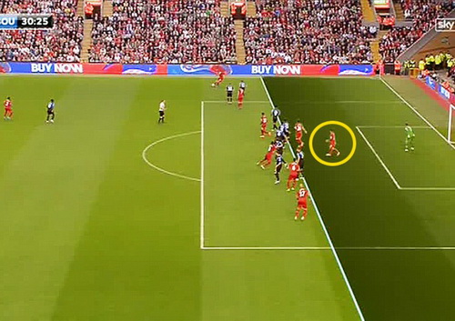 Coutinho ở vào thế việt vị khi Henderson chuyền bóng