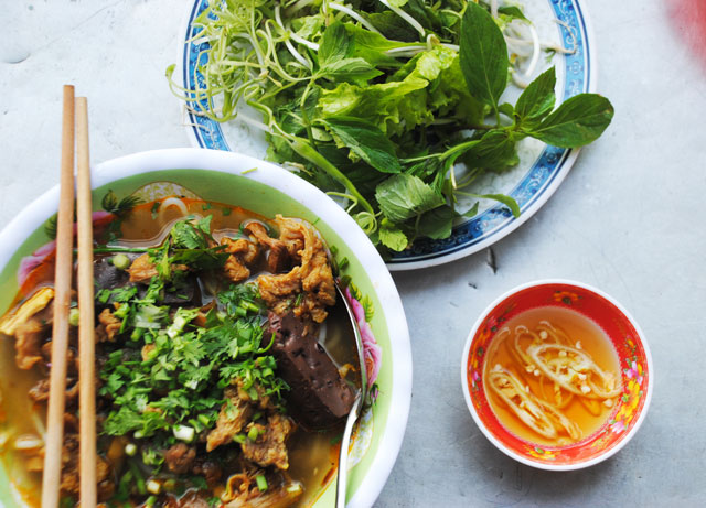 Vị của m&oacute;n b&uacute;n l&agrave; vị tổng hợp cay cay trộn lẫn một ch&uacute;t vị ngọt xương v&agrave; m&ugrave;i thơm của da b&ecirc; thui