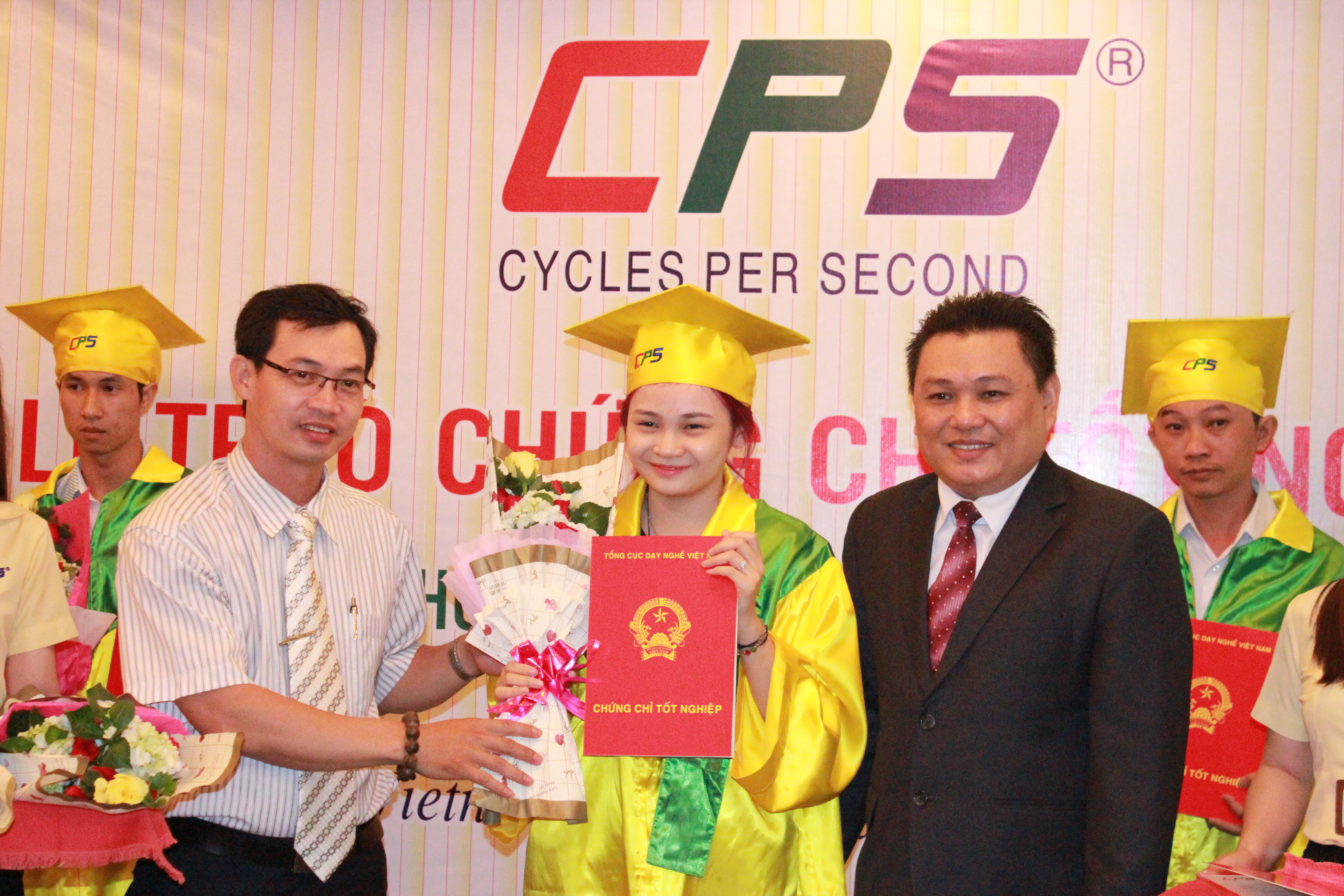 Lễ trao chứng chỉ tốt nghiệp lớp kỹ thuật sửa chữa điện thoại di động chuy&ecirc;n nghiệp