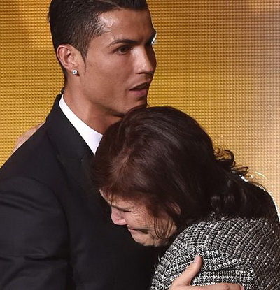 Ronaldo an ủi mẹ sau sự cố không hay ở sân bay Madrid
