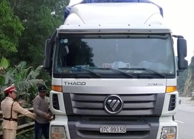 CSGT đang khống chế phụ xe v&agrave; t&agrave;i xế đưa xe về C&ocirc;ng an Ninh B&igrave;nh để xử l&yacute;