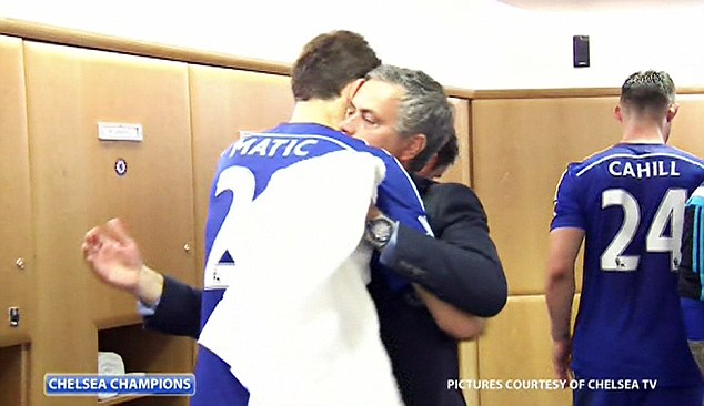 HLV Mourinho chúc mừng các học trò trong ph2ong thay đồ và sau đó đi đến bệnh viện
