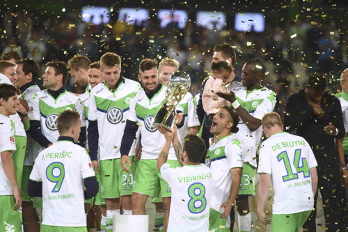 “Chân gỗ” Bendtner lập công, Wolfsburg hạ Bayern Munich giành Siêu cúp Đức