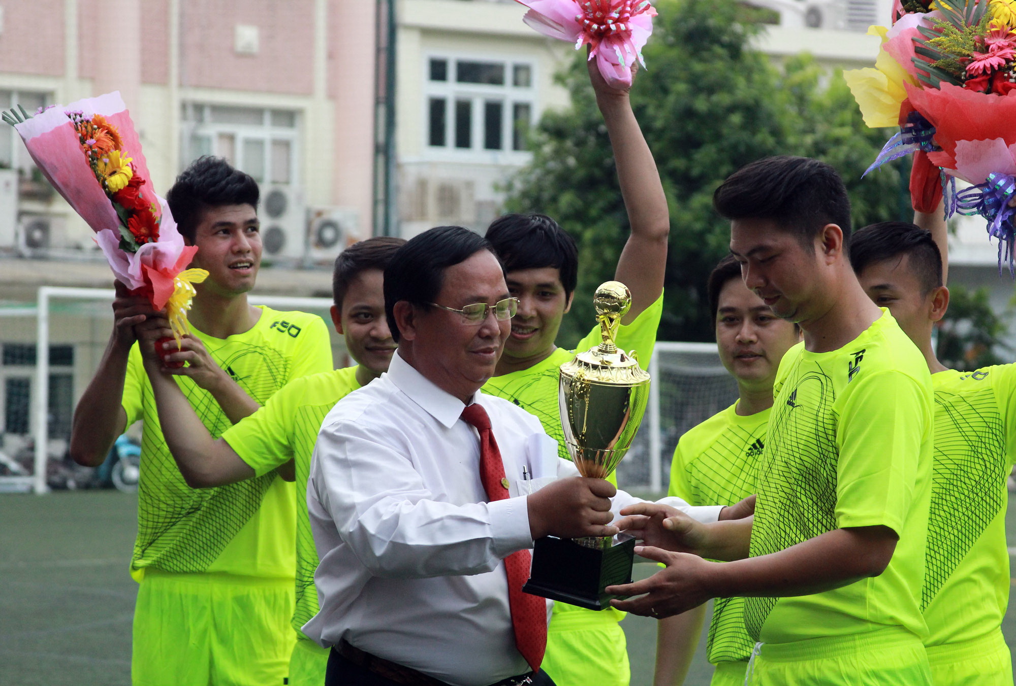 &Ocirc;ng Tạ Long Hỷ, Ph&oacute; Tổng gi&aacute;m đốc Vinasun, trao cup v&ocirc; địch cho đội Kế to&aacute;n