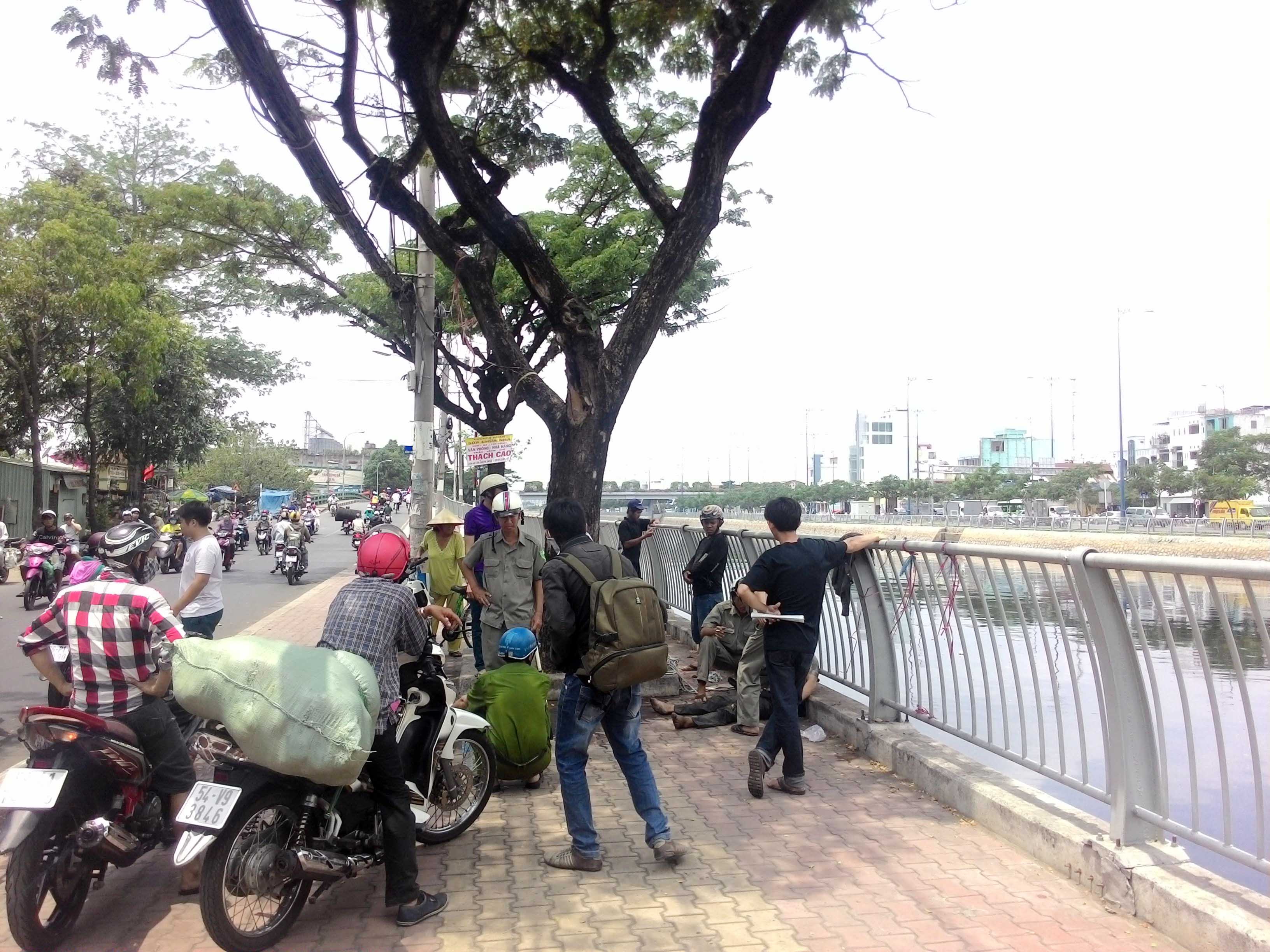 Nam thanh ni&ecirc;n được đưa l&ecirc;n bờ sau đ&oacute; chuyển đi bệnh viện cấp cứu