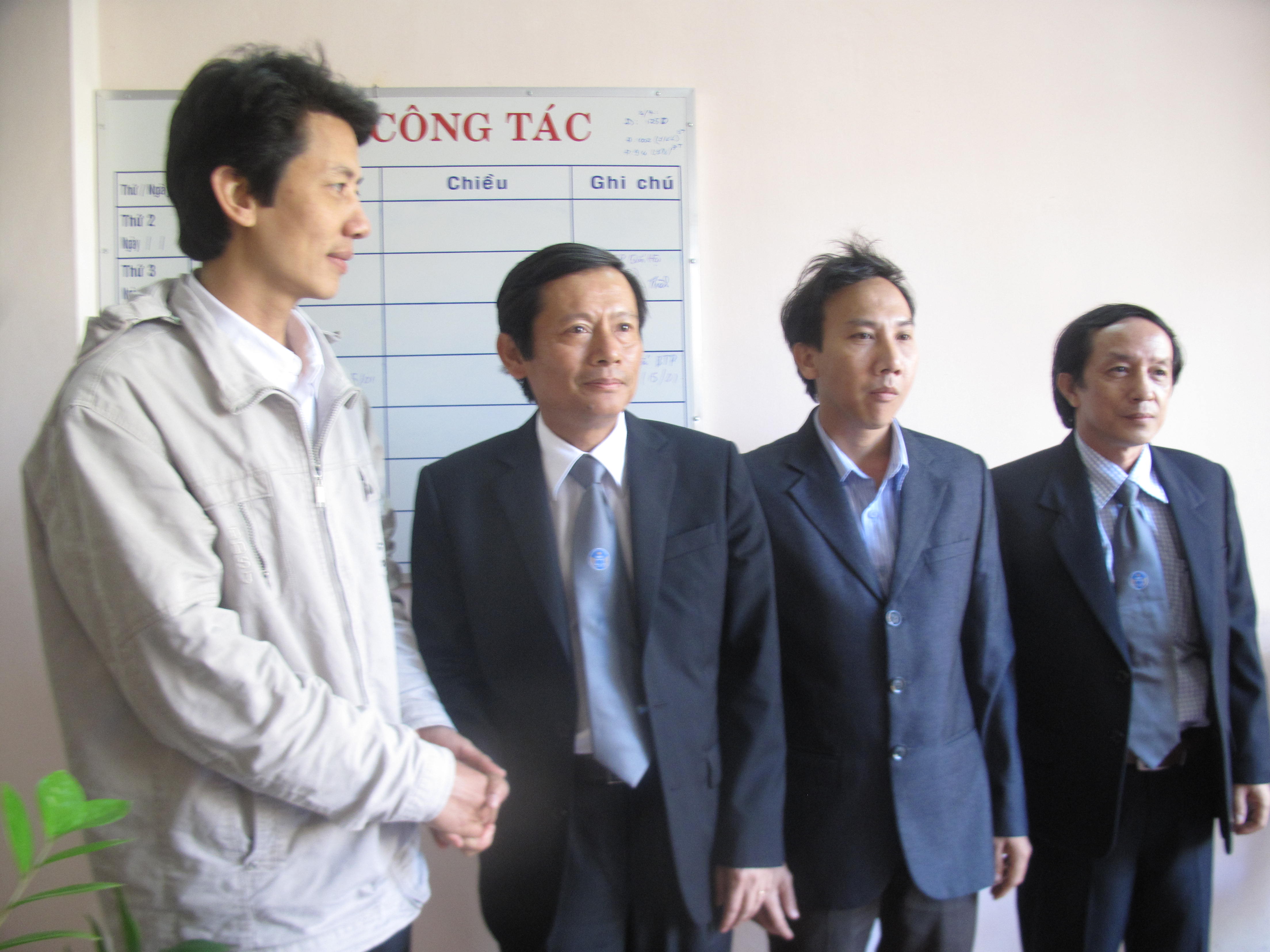 Những h&igrave;nh ảnh th&acirc;n mật của đo&agrave;n c&ocirc;ng t&aacute;c Li&ecirc;n đo&agrave;n Luật sư Việt Nam với LS V&otilde; An Đ&ocirc;n (đầu ti&ecirc;n b&ecirc;n tr&aacute;i)