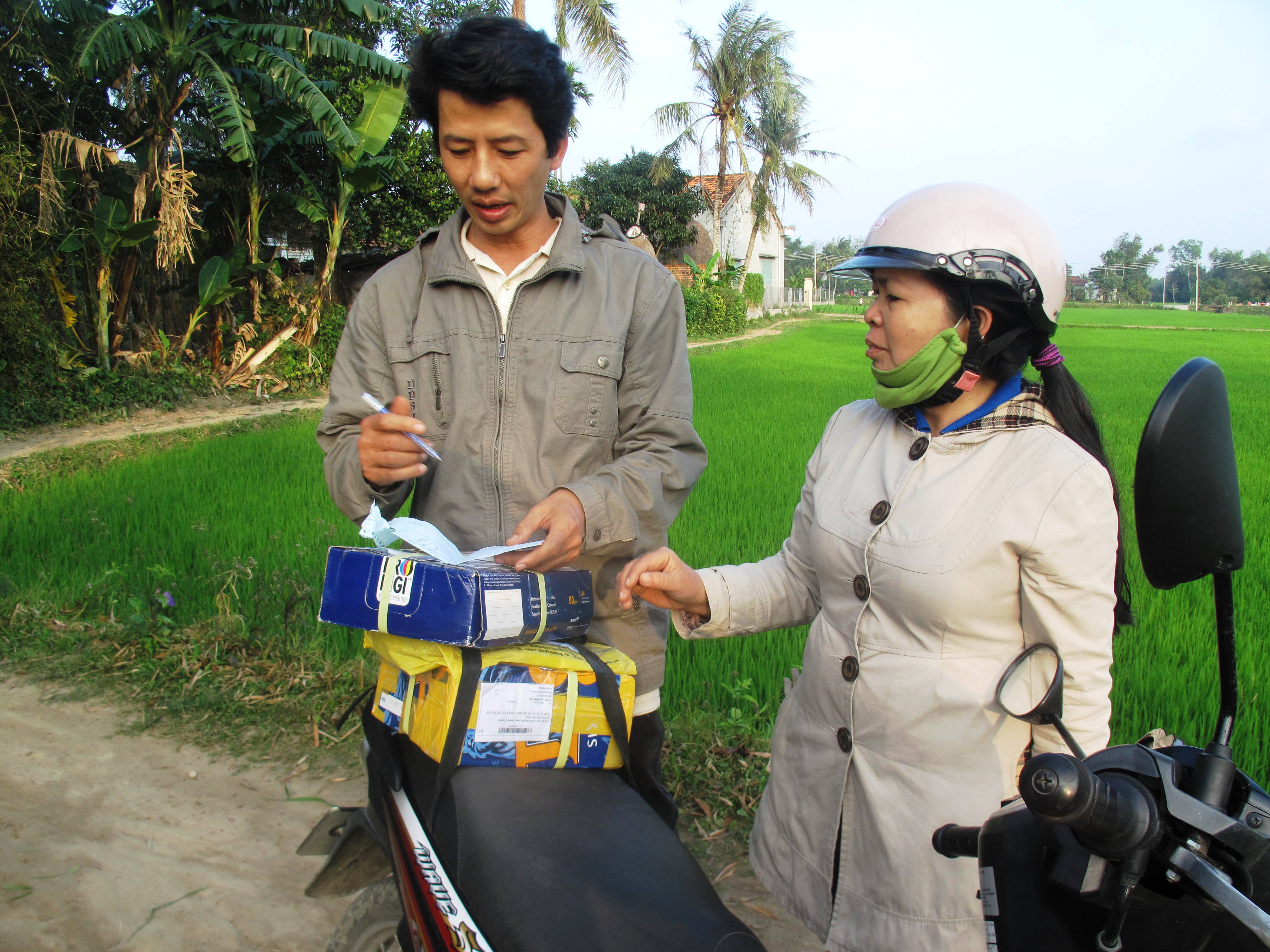 LS Đ&ocirc;n nhận bưu phẩm l&agrave; hồ sơ nhờ bảo vệ quyền lợi hợp ph&aacute;p của một gia đ&igrave;nh ở B&igrave;nh Thuận