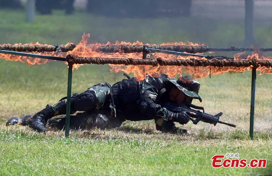 Đơn vị đồn trú này cũng biểu diễn kỹ năng chiến đấu cho người dân Hồng Kông xem