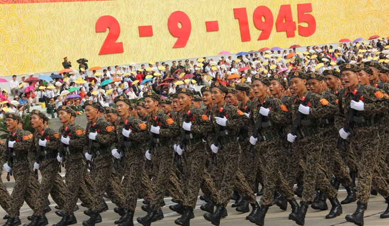 Khối đặc c&ocirc;ng h&ocirc; vang theo nhịp qu&acirc;n h&agrave;nh