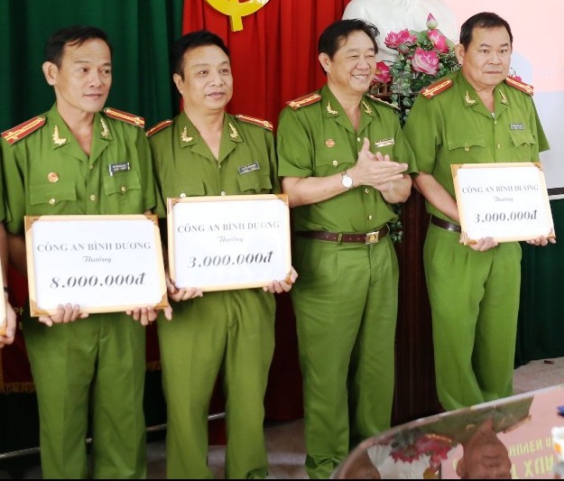 Đại t&aacute; Nguyễn Ho&agrave;ng Thao, Ph&oacute; Gi&aacute;m đốc C&ocirc;ng an tỉnh B&igrave;nh Dương (thứ 2 từ phải qua) khen thưởng đại diện c&aacute;c đơn vị tham gia chuy&ecirc;n &aacute;n