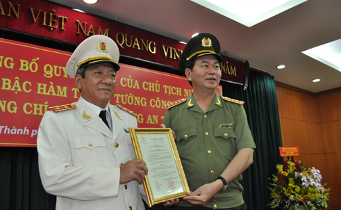 Đại tướng Trần Đại Quang trao quyết định thăng h&agrave;m Trung tướng cho Gi&aacute;m đốc C&ocirc;ng an TP HCM Nguyễn Ch&iacute; Th&agrave;nh