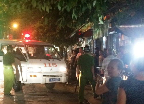 Con nghiện dùng dao đâm bố trọng thương