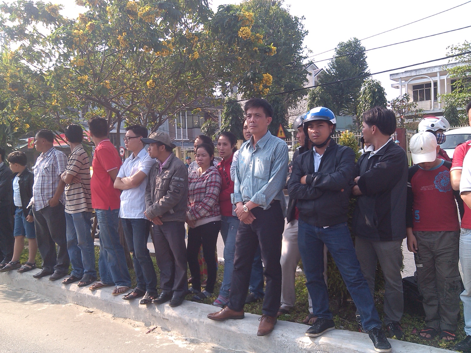 Đ&ocirc;ng đảo người d&acirc;n Đ&agrave; Nẵng chờ đợi b&ecirc;n ngo&agrave;i tư gia &ocirc;ng Nguyễn B&aacute; Thanh