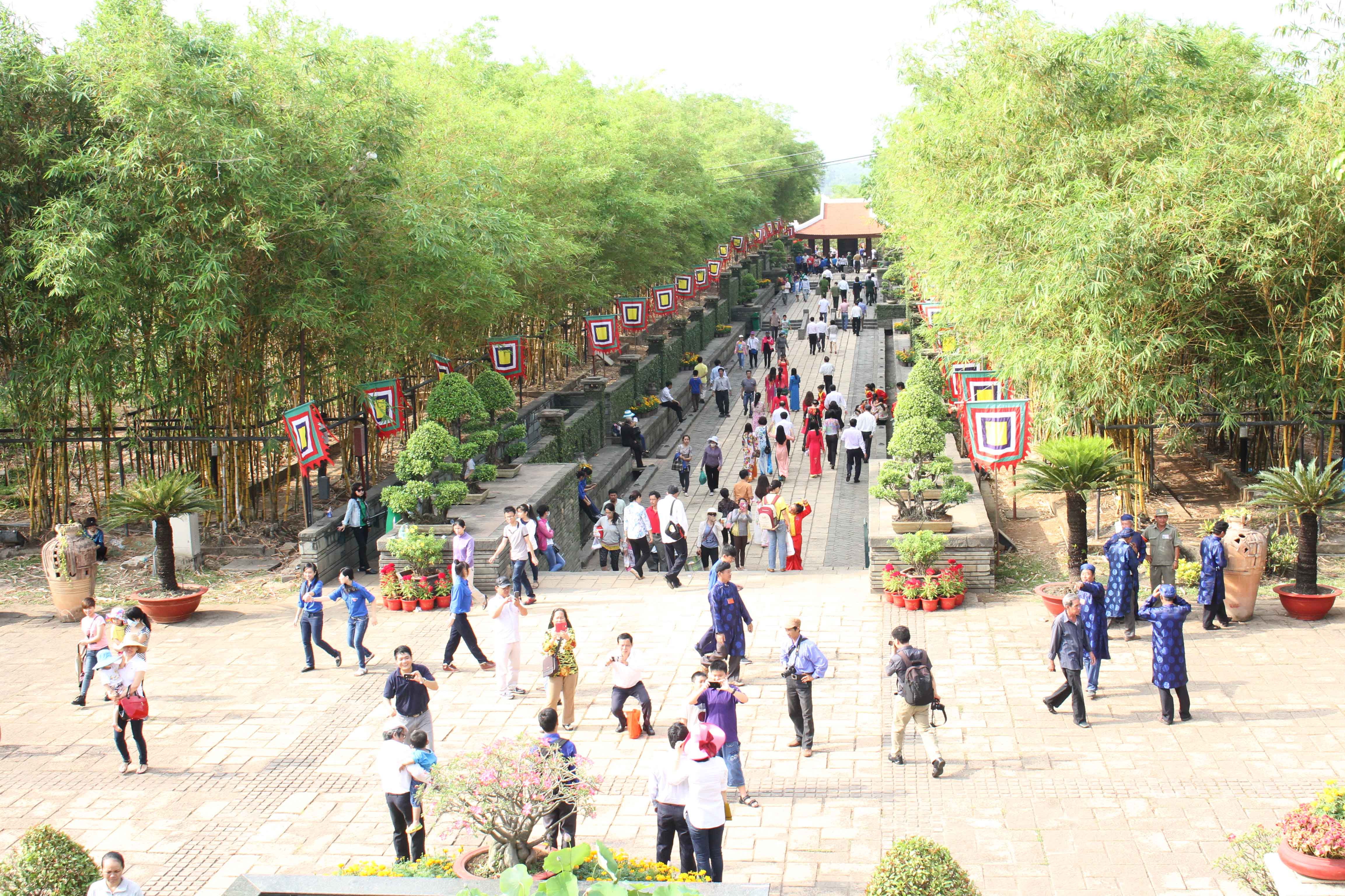 Sau nghi thức diễu hành đón rước Lễ, nghi thức dâng hương, dâng hoa và lễ tế, đông đảo người dân thành phố dâng hương Quốc Tổ tại lễ giỗ.
