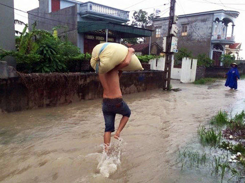 Người dân ở nơi ngập sâu sơ tán tới nơi cao hơn