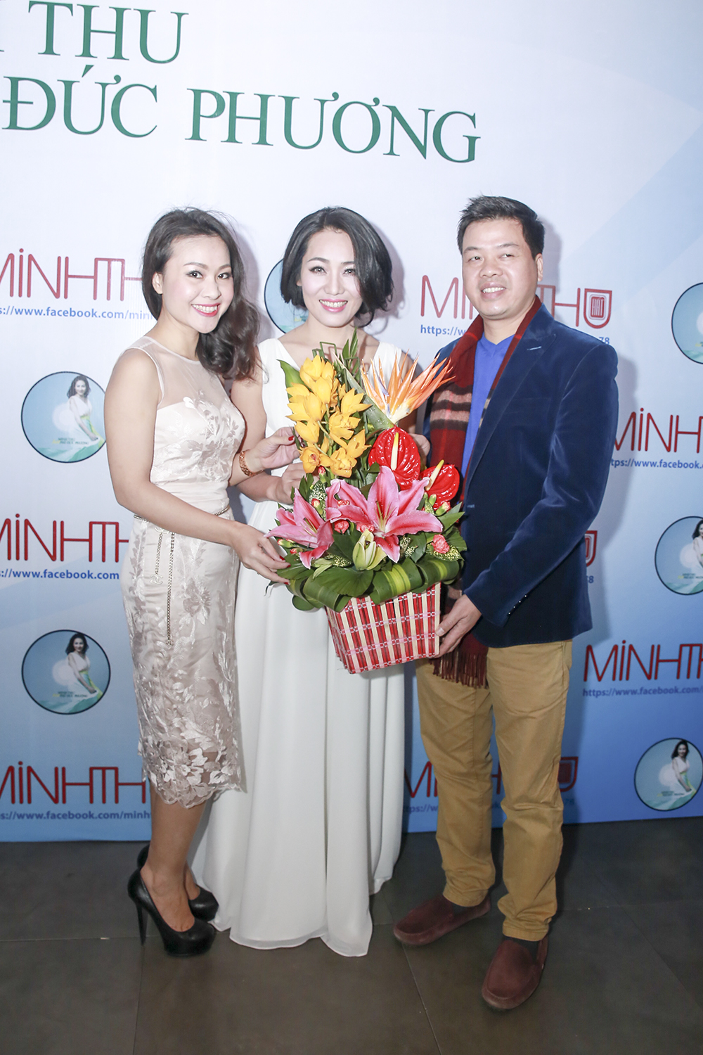 ca sĩ Đăng Dương (phải) đến ch&uacute;c mừng đồng nghiệp