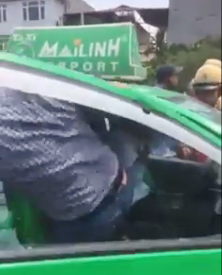 Một người đi đường bức x&uacute;c đạp v&agrave;o người t&agrave;i xế taxi bất chấp việc g&acirc;y nguy hiểm cho người tham gia giao th&ocirc;ng - Ảnh cắt từ clip