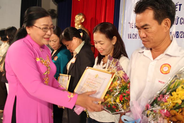 Bà Nguyễn Thị Bích Thủy, Phó Chủ tịch LĐLĐ TP HCM, trao
bằng khen cho các tập thể xuất sắc