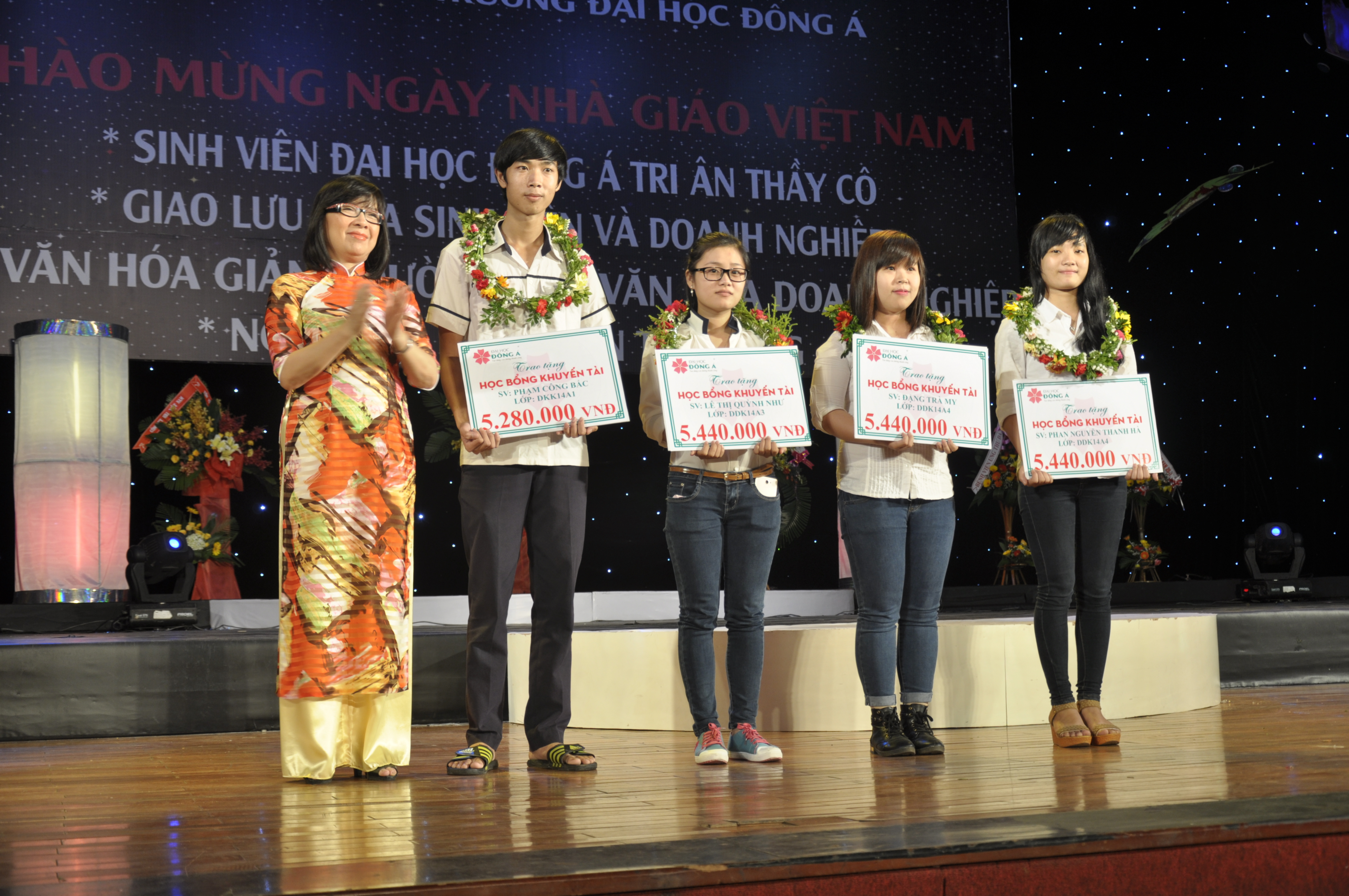 Chủ tịch HĐQT Trường ĐH Đ&ocirc;ng &Aacute;, b&agrave; Nguyễn Thị Anh Đ&agrave;o (b&igrave;a tr&aacute;i), trao học bổng khuyến t&agrave;i cho sinh vi&ecirc;n c&oacute; điểm đầu v&agrave;o cao, v&agrave;o năm 2014 Ảnh: Đ&Ocirc;NG &Aacute;
