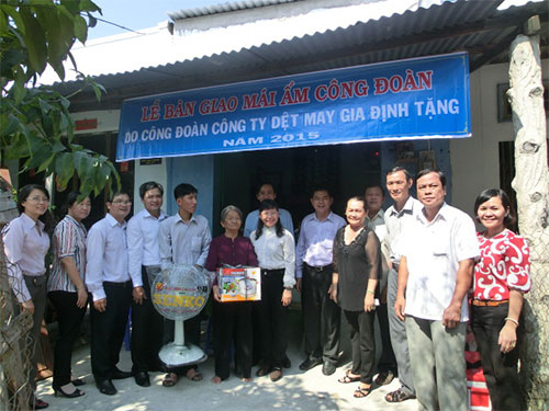 Trao mái ấm cho đoàn viên